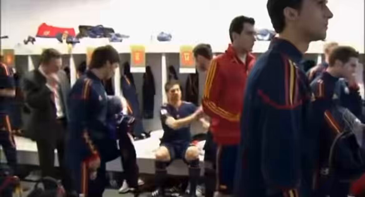 este vídeo de la selección española en el vestuario, minutos antes de disputar la final del mundial de 2010, es absolutamente histórico "la copa ni se mira ni se toca"