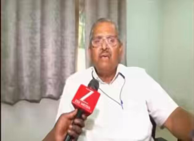 రేవంత్ రెడ్డి వ్యాఖ్యలకు కంటతడి పెట్టుకున్న రిటైర్డ్ ఇంజనీర్ శ్యామ్ ప్రసాద్ రెడ్డి ప్రభుత్వ సర్వీసులో ఎంతో నిష్ఠతో పనిచేసిన మమ్మల్ని జైల్లో వేయాలి, బెల్ట్ ట్రీట్మెంట్ ఇవ్వాలి అనడం చాలా బాధాకరం రేవంత్ రెడ్డి చేసిన వ్యాఖ్యలు ఆయన విజ్ఞతకే వదిలేస్తున్నాం - తెలంగాణ రిటైర్డ్ ఇంజనీర్ల సంఘం అధ్యక్షుడు శ్యామ్ ప్రసాద్ రెడ్డి Video Credits - Zee Telugu News