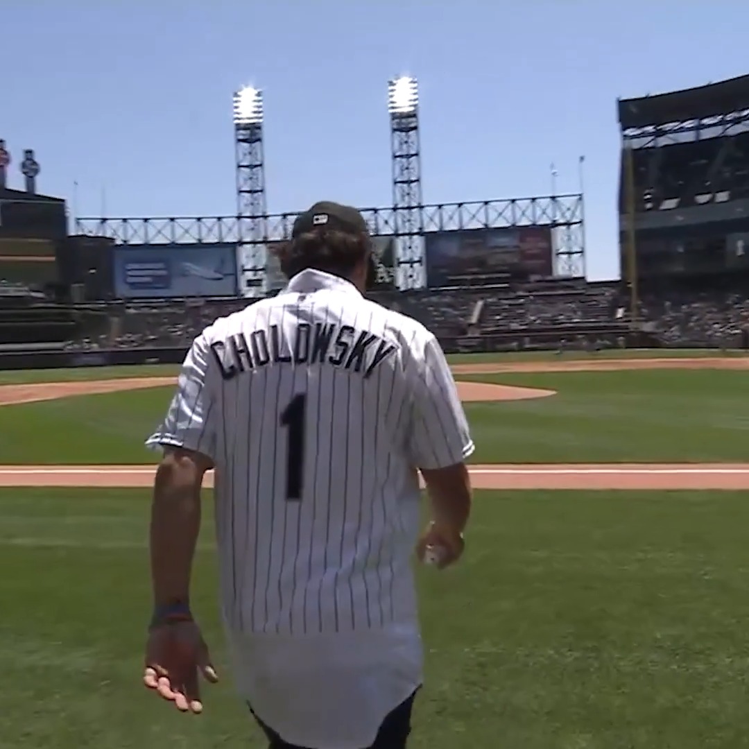 No. 1 overall MLB Draft pick Roch Cholowsky tossed the first pitch at today's @WhiteSox game 👏 The catcher? Hall of Famer and former White Sox No. 1 pick Harold Baines!