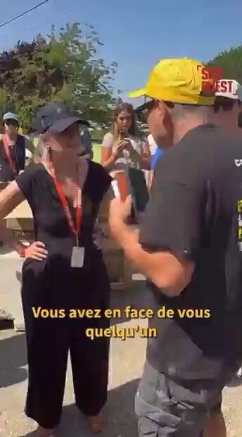 Un paysan très énervé face à Sandrine Rousseau : "vous avez en face de vous, quelqu'un qui depuis 4 ans qui n'a pas sorti un sou de son exploitation." SR : "mais c'est ça le sujet, c'est pas le barbecue, c'est ça votre sujet, c'est votre revenu." Le paysan : "et vous, vous dites que vous en avez rien à branler de notre revenu." SR : "non de la rentabilité parce que je veux que vous ayez un revenu ." Le paysan : "ça fait 4 ans que je n'ai pas donné un sou à mes gosses, je roule avec la voiture de mes parents". SR : "oui, je pense que la quête de rentabilité est en train de vous faire crever, c'est ça le sujet, il faut que vous ayez un revenu minimum qui vous donne de la dignité." Dame agricultrice : "vous avez voté contre des lois agricoles." SR : "oui, absolument, quand il s'agit de remettre l'acétamipride, je vote contre." Paysan : "à côté de ça, vous achetez du nutella pour vos gosses qui en est bourré." Cette dame enseigne l'économie à l'Université de Lille, si, si, vous pouvez vérifier c'est vrai, c'est surtout inquiétant d'être autant hors sol!!!