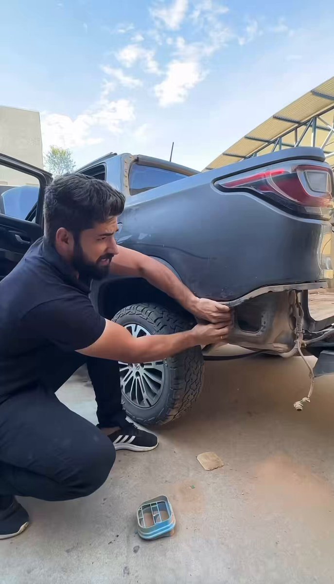 Agora os donos de Strada vão finalmente descobrir a origem da poeira sem fim. Os engenheiros não previram que o carro rodaria fora da cidade, e mesmo que fosse usado apenas no asfalto, esse sistema é falho.