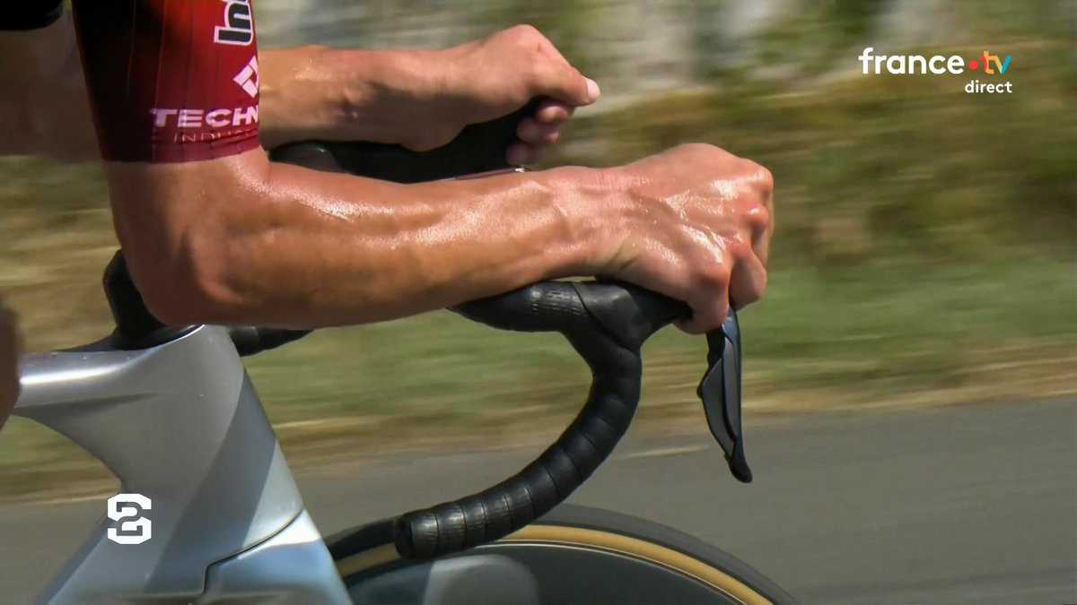 #Stade2 | 🚴 Baptiste Veistroffer, la coqueluche du Tour 🚀 Le coureur s’est révélé aux yeux des fans du Tour. Le « sanglier » adopte une mentalité offensive et s’épanouit dans son cyclisme au style détonant. 📺 L’émission en direct sur