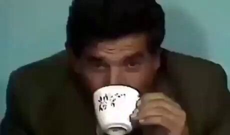"Los clichés en los fanfics son malos" Yo leyendo como personaje A y B se quedan atrapados en un armario porque los retaron en una fiesta