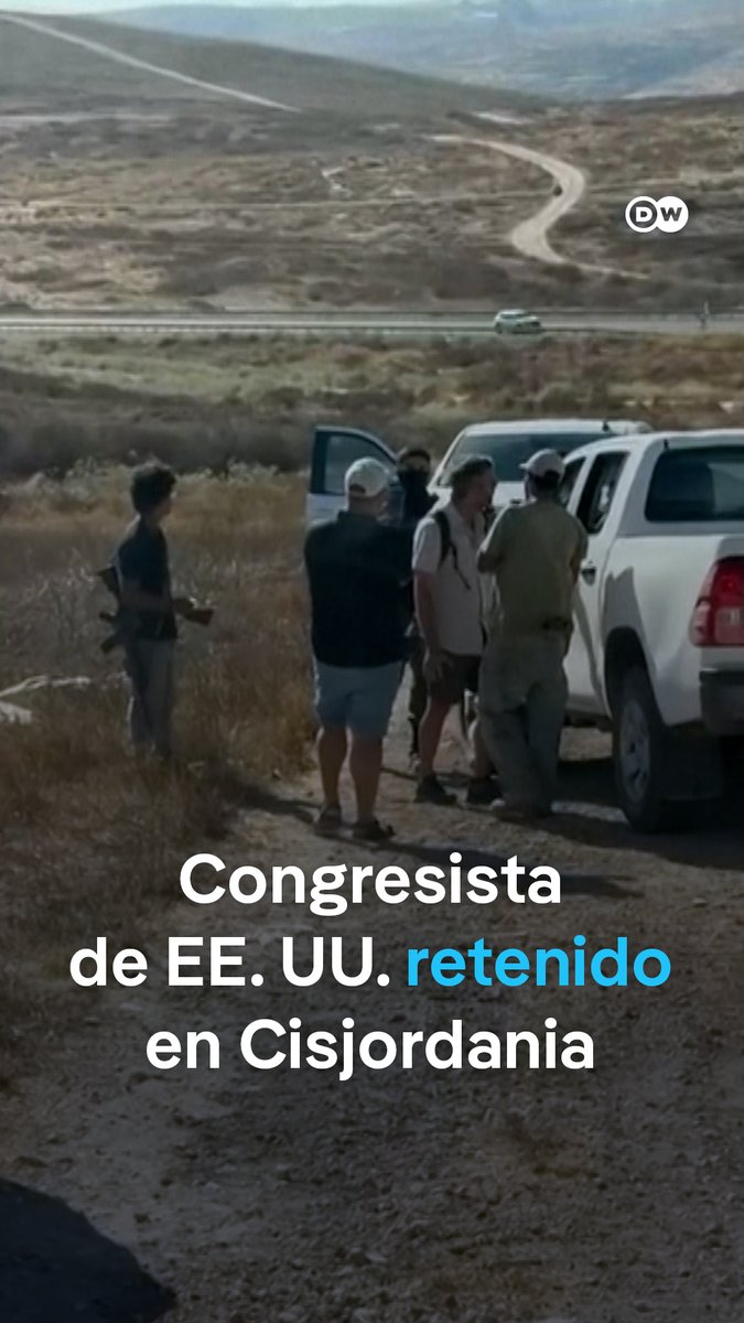 Congresista demócrata denuncia que colonos y soldados israelíes lo retuvieron en Cisjordania Ro Khanna, representante demócrata por California en la Cámara de Representantes de Estados Unidos, denunció haber sido retenido junto a una delegación durante una visita al sur de la Cisjordania ocupada. Según afirmó, colonos israelíes armados bloquearon el vehículo en el que viajaban y soldados israelíes respaldaron su actuación. Khanna aseguró que el incidente refleja la impunidad con la que operan colonos en el territorio ocupado. El legislador figura entre las voces más críticas dentro del Partido Demócrata respecto al apoyo de Estados Unidos a Israel.