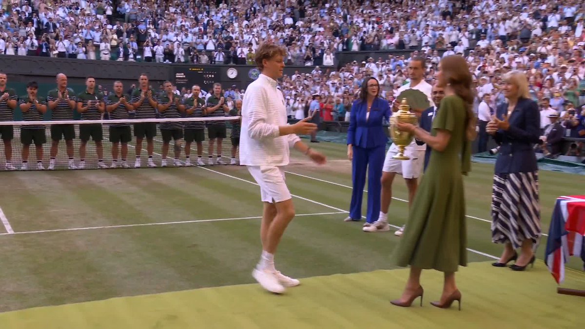 Back in Jannik's hands. 2025: 🏆 2026: 🏆 #Wimbledon