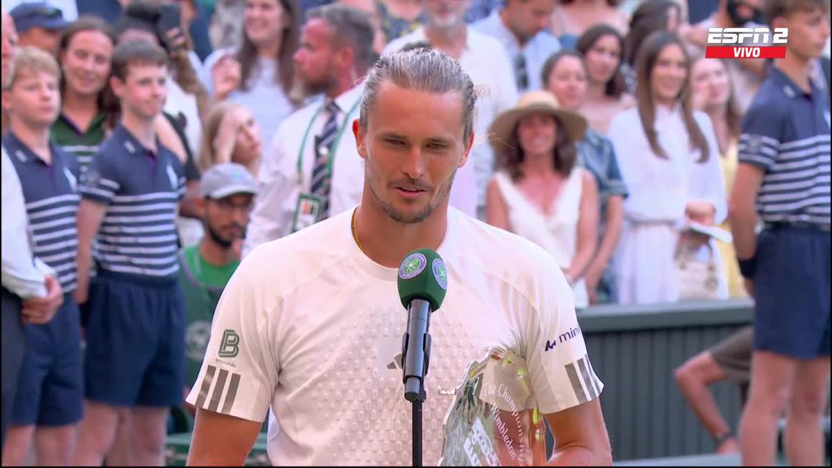 "Jannik, ya no me caés bien. Me ganaste nueve veces seguidas" 😂 🗣️ Alexander Zverev 📺 Mirá #Wimbledon en el Plan Premium de Disney Plus.