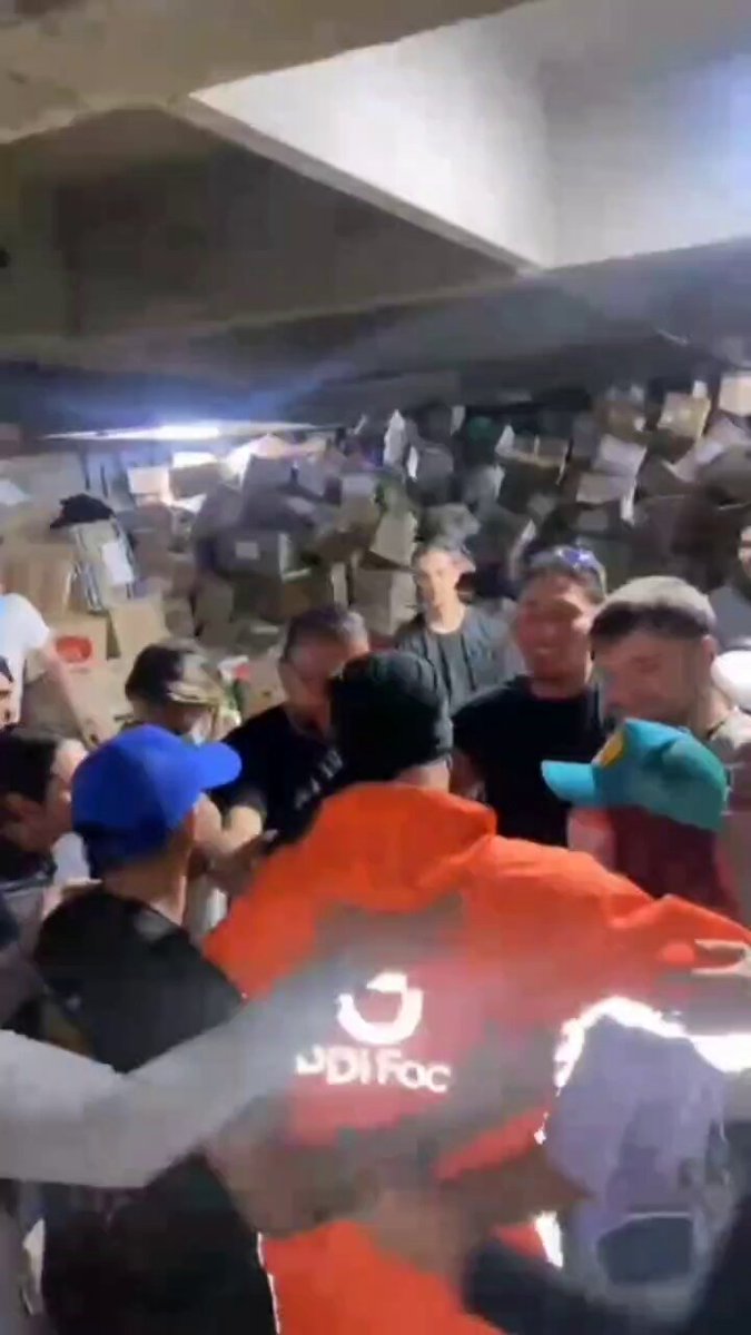 ¡Testimonio fuerte! Un jóven repartidor de Didi que estuvo de rescatista en Venezuela por la tragedia del terremoto, nos llegó de sorpresa en la madrugada mientras realizamos labores humanitarias en el centro de acopio de la fundación Juntos Se Puede en Bogotá Colombia y esto fue lo que nos contó.
