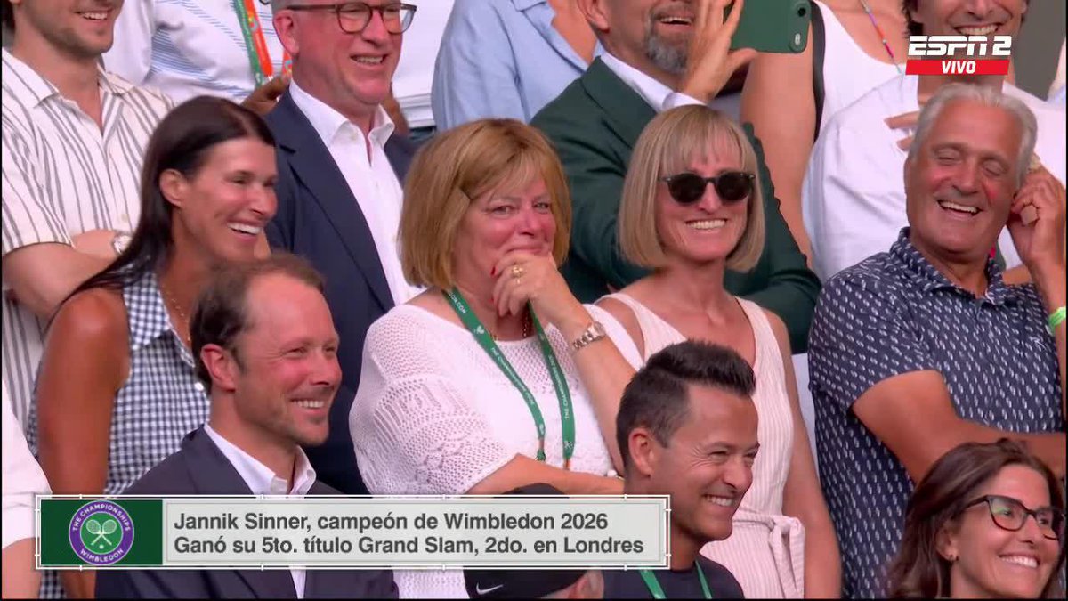 "Necesito agradecerle a mi box y a mi mamá, que vi que se fue de la cancha varias veces. No es fácil ser la mamá de un jugador" ❤️ 🗣️ Jannik Sinner 📺 Mirá #Wimbledon en el Plan Premium de Disney Plus.
