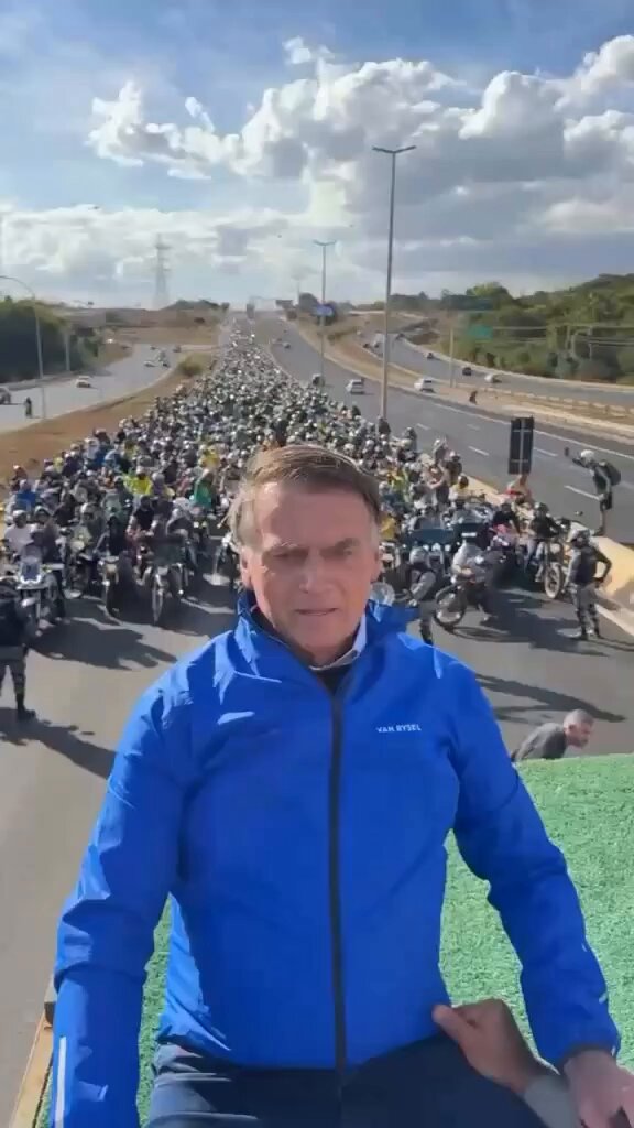 Há pessoas que querem enterrar o presidente Jair M. Bolsonaro vivo, mas nós não permitiremos que o homem que despertou milhões de brasileiros para a política seja abandonado propositalmente em nome de projetos de poder pessoal. Conversem com seus amigos e familiares. Levem os fatos à mesa, incentivem o diálogo e não permitam que oportunistas reescrevam a história. É por ele. É por nossos filhos. É pelos perseguidos políticos. É pela verdade. É pelo Brasil. Siga também nosso TikTok: