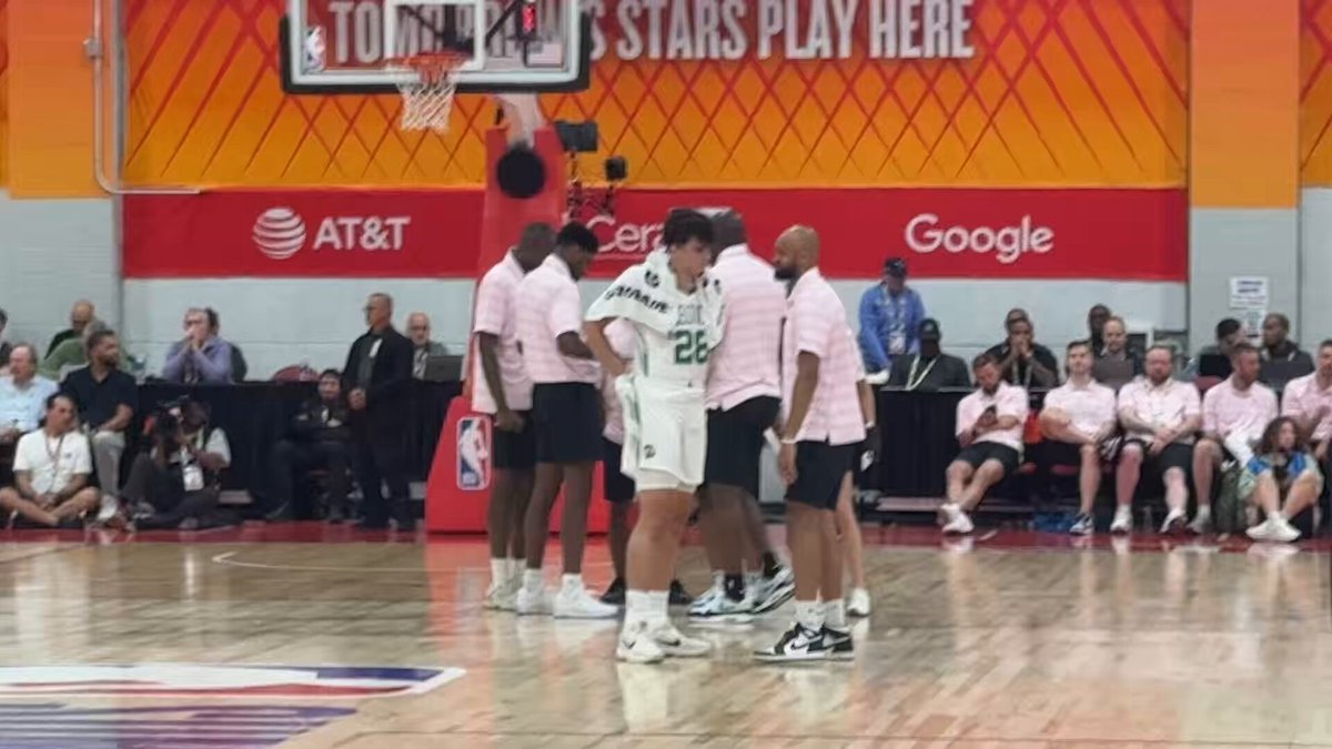 Guest coach Derrick White working with Hugo Gonzalez during a timeout. (via @noadalzell)