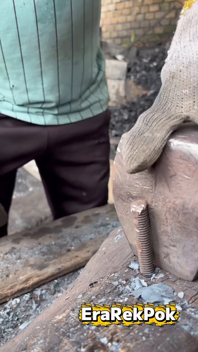 😲😲 Heavy Hammer Brutally Splits Work Glove in Half"