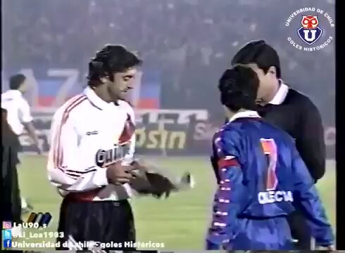 LA HINCHADA DE RIVER desplegó un trapo de MALVINAS en Chile los chilenos se calentaron por eso, y a la salida para defender hasta al propio plantel y dirigencia se terminaron plantando 50 de Los Borrachos del Tablón contra diez veces más de la barra de la U. De qué lado estarán los chilenos el miércoles?
