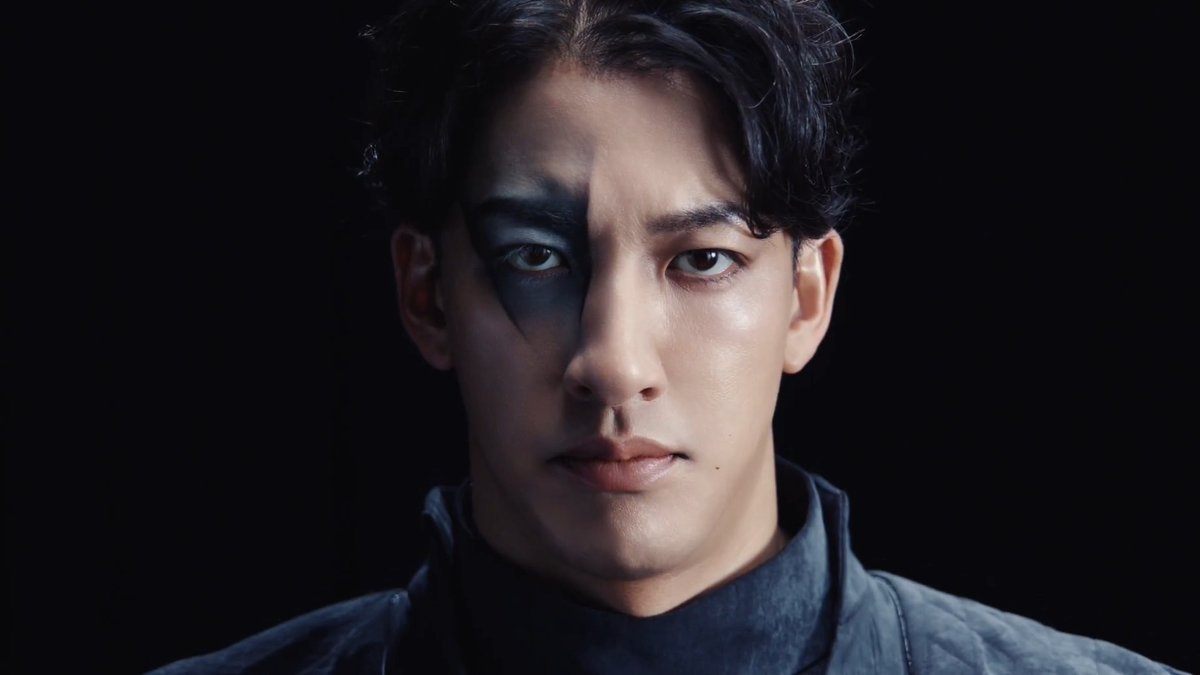 KATE×歌舞伎 CONCEPT MOVIE❷ 歌舞伎の藍隈から着想した、 青の陰影メイク。 冷徹さと高貴さを宿す青が、 透明感のある陰影を描き出す。