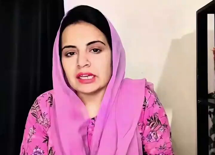 علیمہ خان کی بس ہو چکی ہے انہوں نے بھائی کے لیے سیاست کے خار دار راستوں پر چلنے کا فیصلہ کیا ہے علیمہ خان میدان میں اتریں ہیں تو جگہ جگہ ان کا شاندار استقبال ہو رہا ہے واڑی بازار میں ہزاروں افراد موجود تھے علیمہ خان نے بارہا پارٹی قیادت کو کہا کہ کچھ کریں لیکن کوئی ٹس سے مس نہیں ہو رہا ثمینہ پاشا