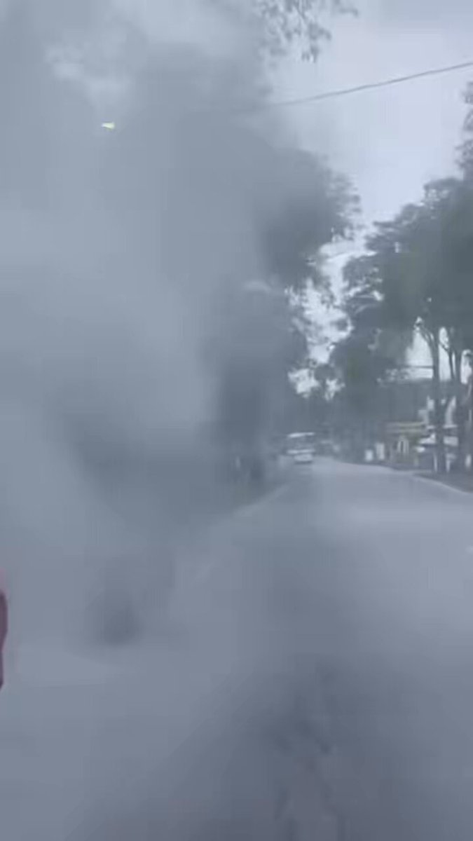 Tular satu video yang meruntun hati apabila seorang pemandu lori OKU lisan dilihat panik mencari bantuan selepas lorinya mula berasap di Bandar Baharu, Kedah. Lebih menyedihkan, individu di lokasi hanya merakam kejadian tanpa menghulurkan bantuan💔 #MalaysiaDahKool