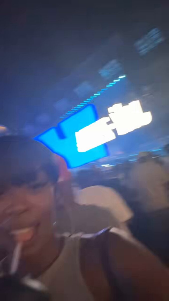 OH BITCH I WALKED DOWN TO THE FLOOR FOR FREEEEEEE😭😭😭😭😭