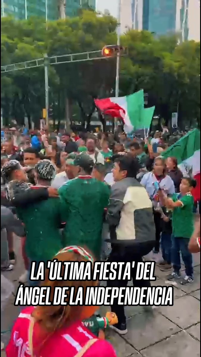 ¡Se acabó el Mundial y las idas al 'Angel! 🇲🇽 La afición mexicana se dio cita en el Ángel de la Independencia para celebrar la última fiesta mundialista tras la participación de México
