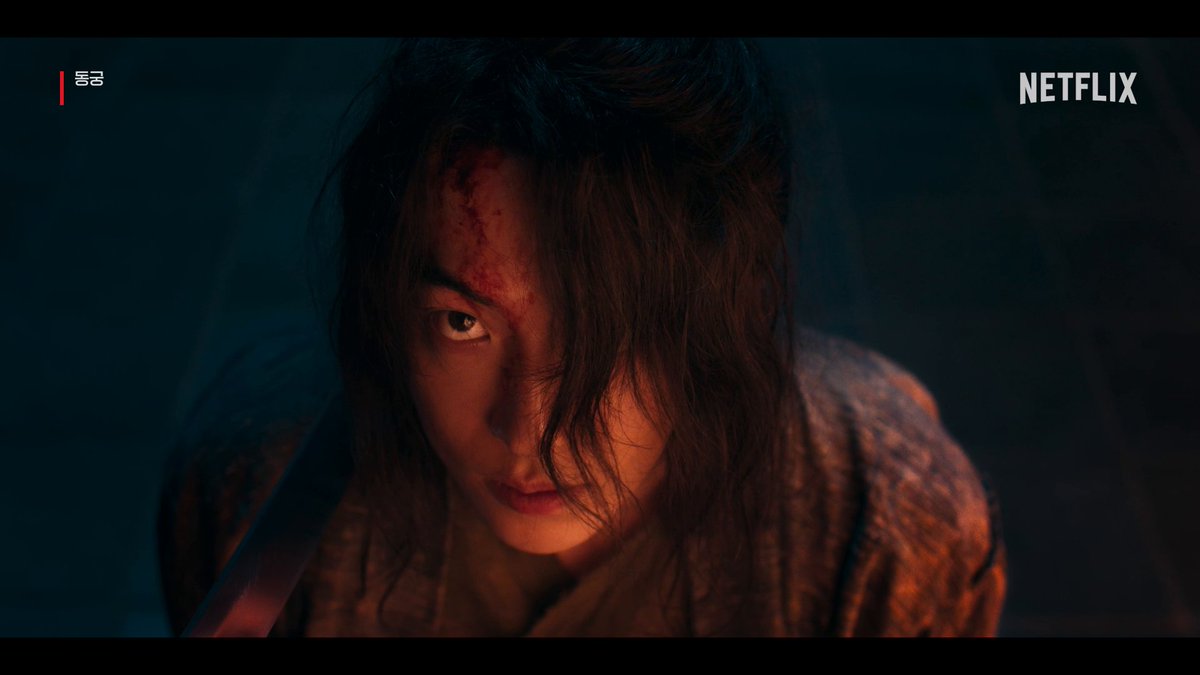 [선공개] 동궁의 저주를 끝내려는 왕, 살기 위해 귀(⻤)를 쫓아야 하는 구천. 궁에 깃든 핏빛 저주의 비밀은? 넷플릭스 시리즈 <동궁>, 7월 17일 공개. 오직 넷플릭스에서.