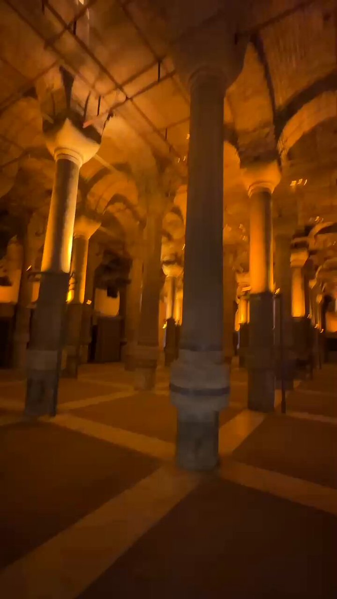 Yerebatan sarnıcının önünde uzun kuyruklar varken Binbirdirek sarnıcında in cin top oynuyor. Sarnıcın girişi Eski Sultanahmet adliyesinin hemen karşısında