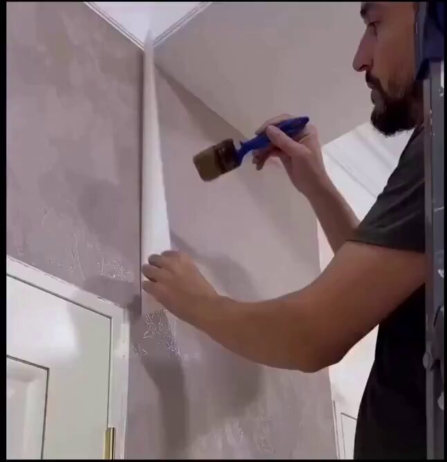 Duvar kağıdı montajcıları, çift kesim, panellerin üst üste bindirilmesi ve her ikisini de keserek duvarın mükemmel bir şekilde kesintisiz görünmesini sağlayarak ek yerlerini gizlerler.