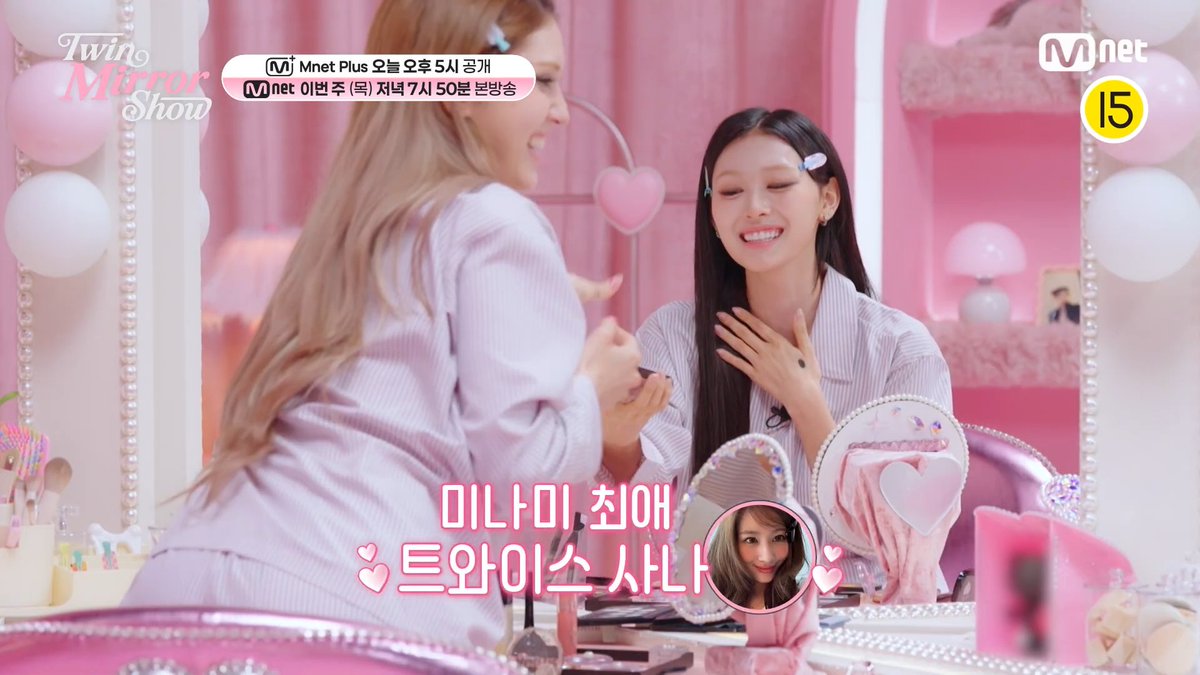Somi called SANA to surprise RESCENE Minami who is a big fan of TWICE on her makeup variety show. MINAMI: Do you remember when I cried while greeting you at a music show? SANA: Of course I remember! SOMI: Unnie even now there are a few tears SANA: Nooo protect your gyaru makeup!