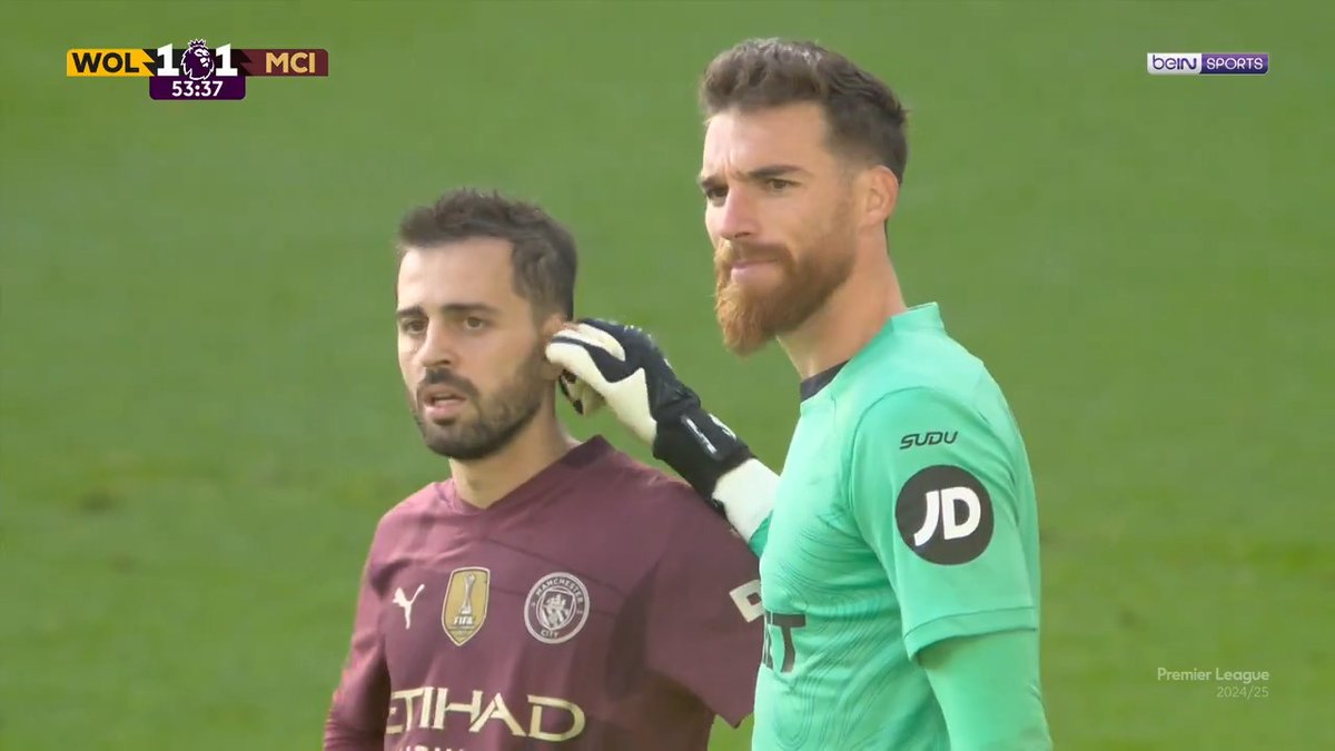 Bernardo Silva, kulağını çeken rakip takım kalecisi Jose Sa'yı hakeme şikayet ediyor. 🤣