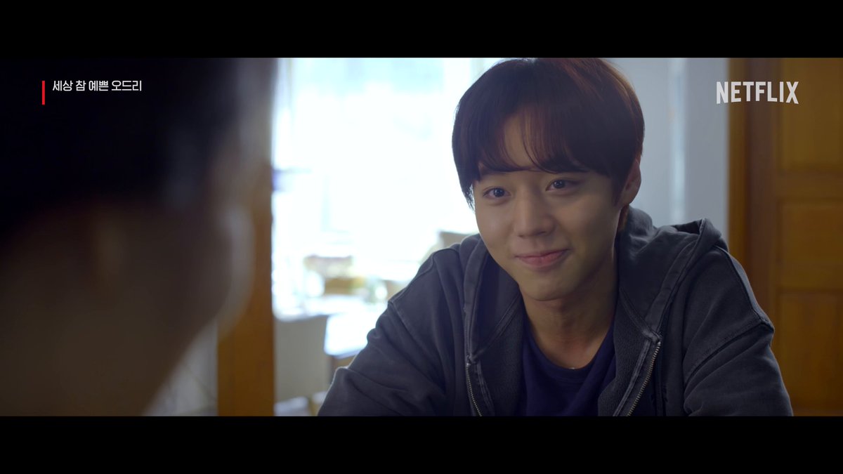 기억을 잃어가는 엄마가 기억하는 잘생긴 아들 박지훈의 <세상 참 예쁜 오드리>도 넷플릭스에서.