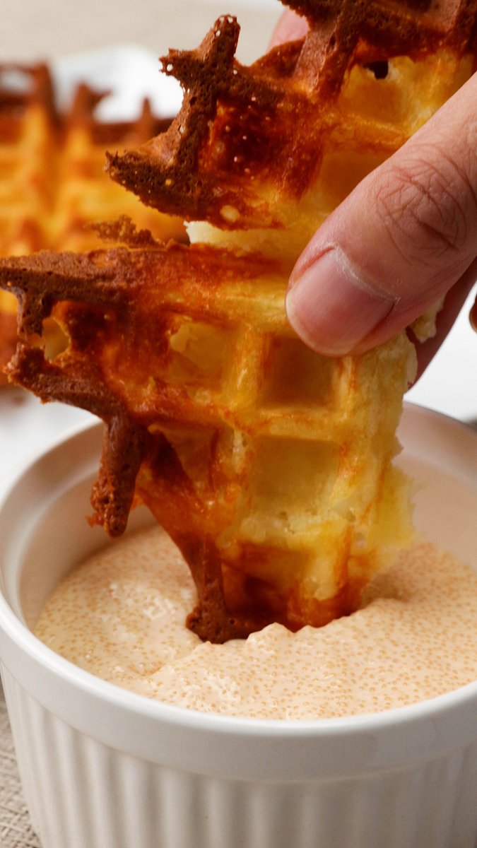 【じゃがいも丸ごと挟んじゃえ!】材料2つだけでカリふわっ♪ワッフルポテト / Potato Waffles🥔💖