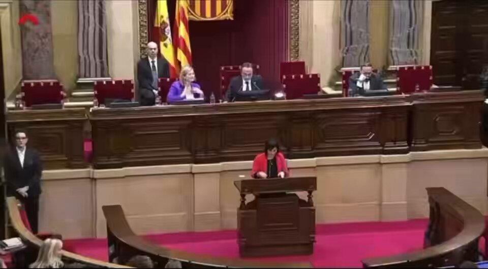 Amics i amigues, prepareu la cartera. Sabíeu que fa anys que Catalunya ja té una Secretaria d’Habitatge i una Agència de l’Habitatge amb competències per inspeccionar, investigar i sancionar, oi? Al Departament d'Habitatge hi tenim: Una secretària, 3 directors generals, Director de l'Agència, Gerent, 9 subdirectors, 25 caps d'àrea i 50 caps de servei. Cost total ronda els 6-7 M€ I a l'Agència d'habitatge hi tenim: Director, gerent, 5 directors operatius, 22 caps d'àrea, 50 caps de servei, 8 directors territorials. Cost total ronda els 5-6 M€. Tot això sense comptar funcionaris, personal administratiu, personal tècnic, personal de suport ni la resta de la plantilla. Doncs sabeu que crearan ara? Tatxant, tatxant 🥁🥁🥁🥁 Una Direcció General de Disciplina d’Habitatge. Sabeu, com a mínim, per quants alts càrrecs estarà formada? Doncs mínim, una cinquantena i fins a 150 més. Un director amb un sou que rondarà els 100.000 eurets anuals, un subdirector que ens sortirà per uns 90.000, 4 caps de servei per uns ~250.000, 3 caps d'àrea: ~ 220.000 € I 40 inspectors: ~1,9 milions €. Ep, sabeu el millor? Tots, absolutament TOTS, aquests alts càrrecs, seran assignats A DIT. Un cost total, tirant pel cap baix, de gairebé 3 M€, a gent amiga, sense comptar cotitzacions socials, ni altres despeses de funcionament, perquè acabin fent el que ja està estipulat, marcat i assignat a un departament i a una agència creada. En lloc de reforçar els equips que ja existien, creen nous alts càrrecs de designació política, més estructura i més despesa. Més burocràcia per fer una feina que l’Administració ja te encomanada. Sabeu qui han estat els artífexs d'aquesta nova bacanal amb diners públics? Els Comuns! Recorda-ho, per a quan David Cid, vingui a dir, amb aquell to de perdonavides i de setciències, que s’han d’acabar amb els privilegis, que son progressisme, els qui defensen la majoria social i protegeixen els col·lectius més vulnerables, quan parli sobre la justícia social, et vingui a donar lliçons, sobre què és la casta política i blanqueji el feixisme per interessos polítics. 🤡