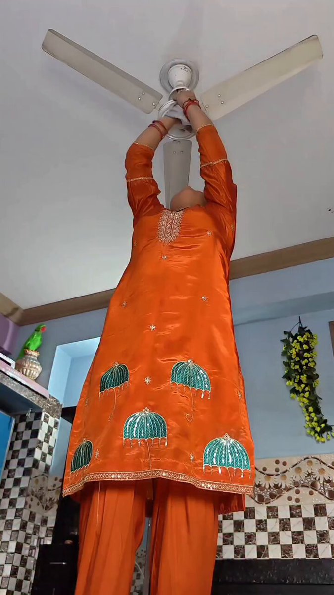 पति ने फैन चलाया पत्नी झूम बराबर झूम 🥱