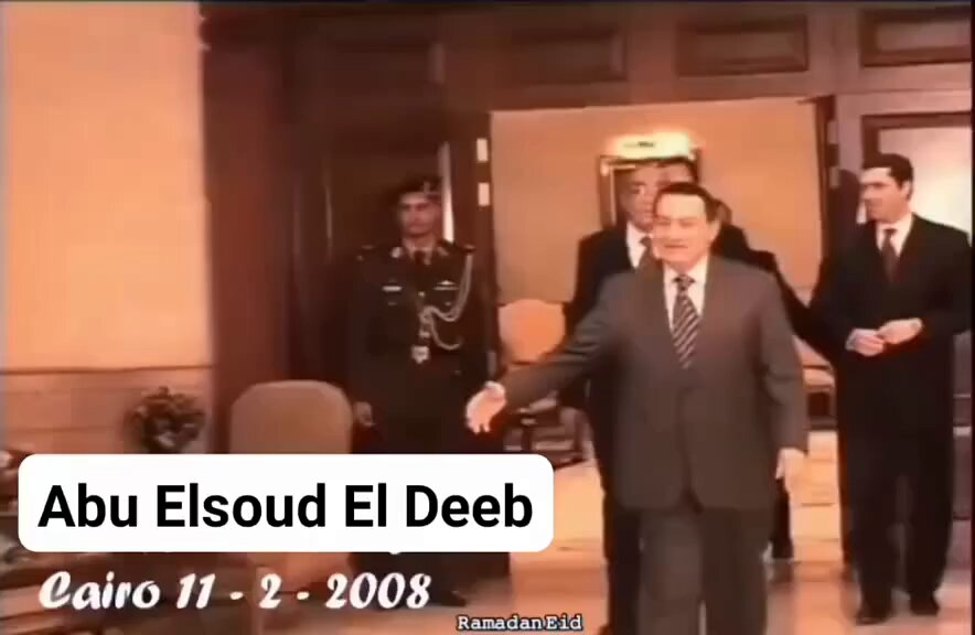 Alaa Mubarak كانه بيستقبل أولاده الواحد مش قادر يتخطه الله يرحمه ويغفر له ويسكنه فسيح جناته ويتجاوز عن سيئاته