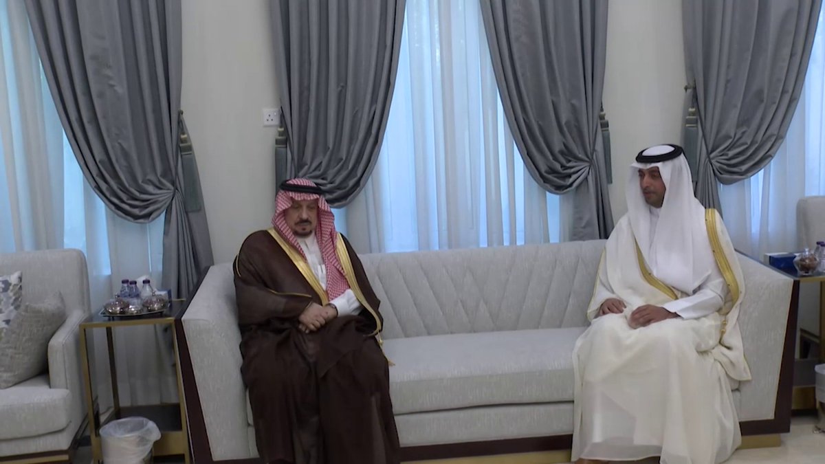 أمير منطقة الرياض يزور سفارة قطر بالمملكة ويعزي في وفاة الشيخ حمد بن خليفة آل ثاني