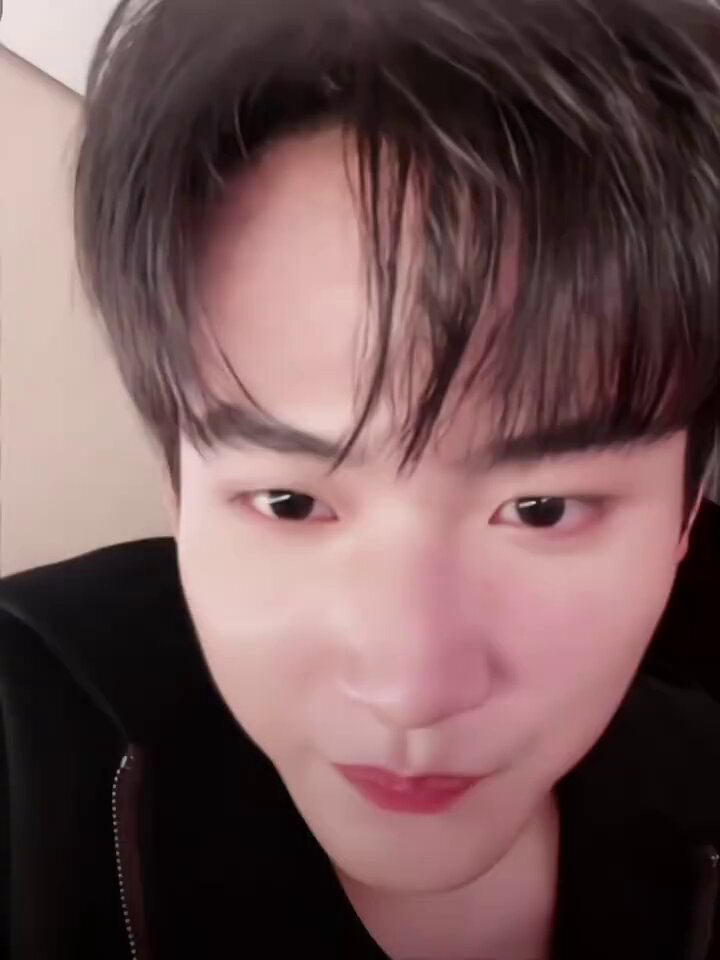 나 커위 한국어하면 유재석만큼웃음 연습생때 댄스쌤이 한국인이라 아는 단어가 몇개 있는데 뭐야, 친구, 빨리, 진짜 그리고 “기본기중요해요” ㅅㅂ