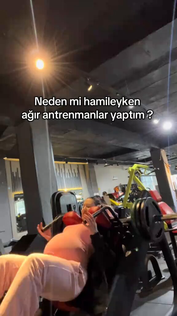 Hamileyken ağır antrenmanlar yaptığını söyleyen kadın, doğumdan sonraki halini paylaştı.