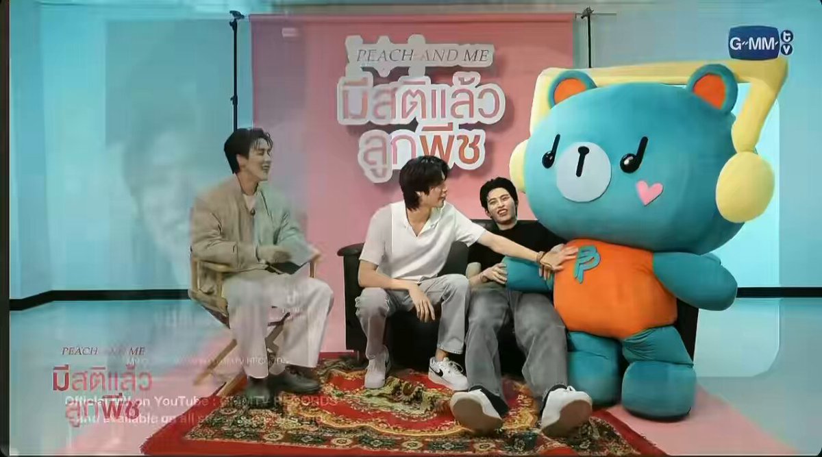 พ่อพ่อกับท่านขอประโยคแรกเพลงมีเธอดีกว่าแบบไฮโน้ตด้วย พี่เพิ่มก็ทำให้ 💚 ยู เมค ม๊ายยยย~~~ เดย์โซพีชชี่ ช๊อบบบ~~~~ ที่เป็นแบบนี๊~~~ ผู้ปกครองหัวเราะชอบใจมาก 5555555555555555555555555 พี่เพิ่มยังแถมเพลงเอนด์เครดิตมีสติแล้วลูกพีชตอน 1 ด้วย ท่านก็ร้องคลอไปกับลูก อาอาร์มถามพี่แกงส้มเรียกเซ็นสัญญาเข้าไรเซอร์ยัง 55555555555555 พี่เพิ่มสมมงลูกศิลปินมาก ร้องเพลงก็ลูกคอสิบชั้น หลานย่าเก่งที่สุด พ่อกับท่านก็ภูมิใจในตัวลูกม๊ากสุดๆ ครอบครัวนี้โคตรอบอุ่นเลย~ PEACH AND ME LIVE #PrachAndMeSeriesLive