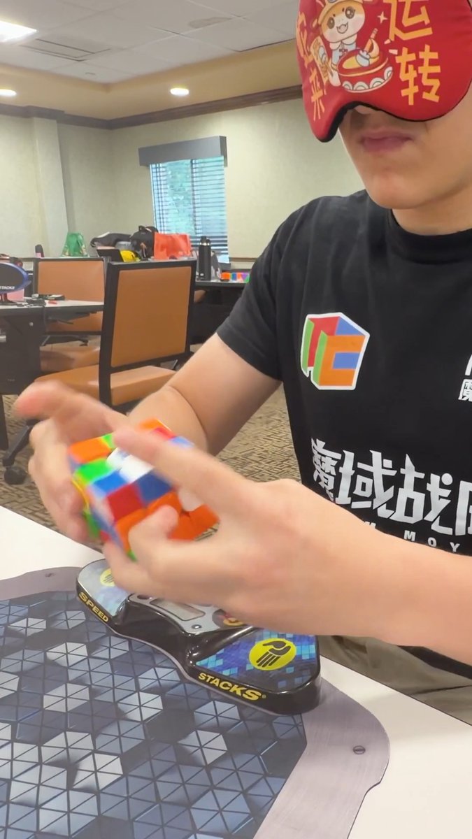 Fastest time to solve a 3x3x3 rotating puzzle cube while blindfolded ⏱️ 11.56 seconds by Tommy Cherry 🇺🇸