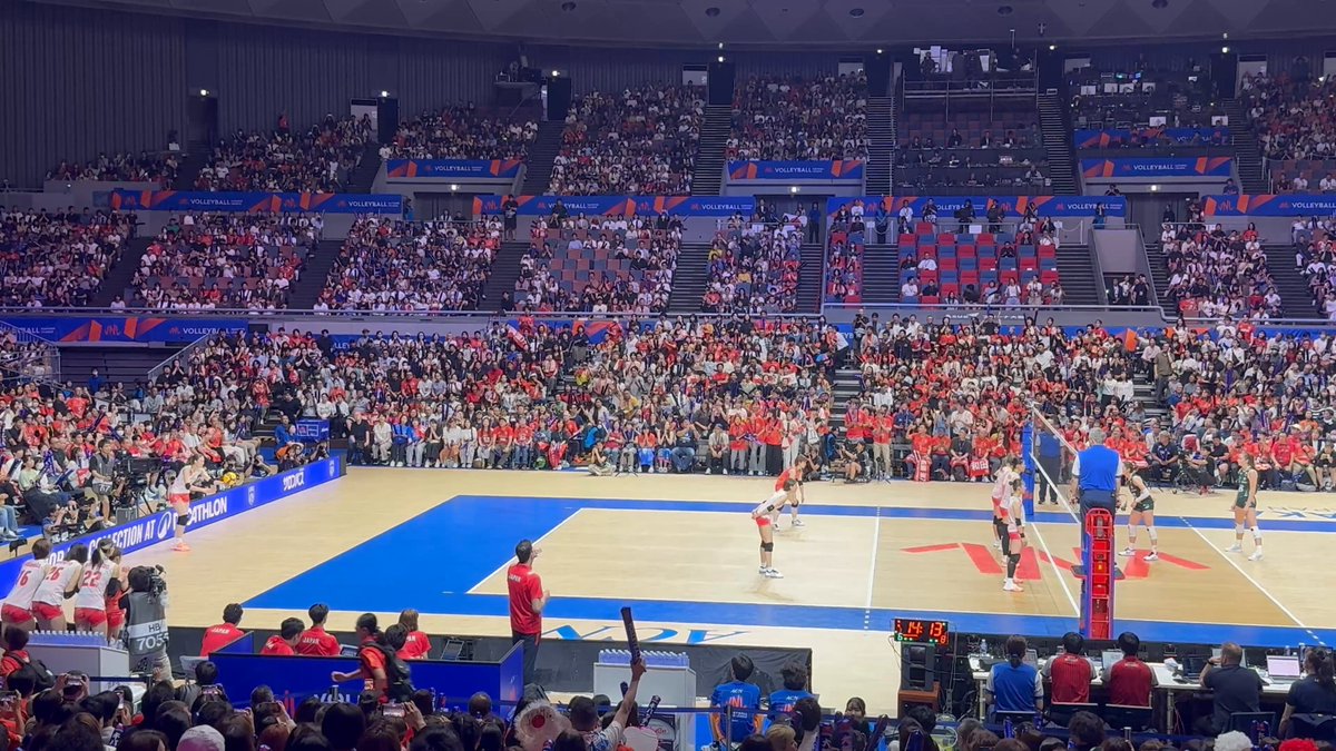 昨日はネーションズリーグの日本vsポーランド戦を観るためにホクレンを終えて北海道から大阪へ🏐💫 日本が1、2セット落としてからの3セット連取してフルセットの逆転勝利、そしてファイナル進出を決めたのはもうめちゃくちゃ激アツ展開すぎてほんとに現地まで観に行ってよかった😭❤️‍🔥 🙉🔊⚠️ #VNL