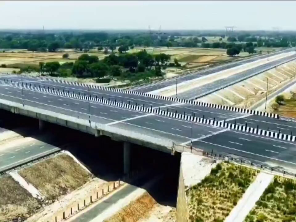 UP में आज 11वाँ ऑपरेशनल एक्सप्रेस वे का उद्घाटन हो चुके है और इतने ही पर लगभग और काम चल रहा है। 2017 से पहले कितने थे? - 70 साल में मात्र 2 पर कुछ लोगो के लिए ये सकारात्मक बदलाव नहीं है- देश में एक “देश को गाढ़े में देखो गैंग” काम कर रहा है जिसका एकमात्र उद्देश्य देश में बन रहे बेहतरीन इन्फ्रा में कमी निकालकर उसके द्वारा नकारात्मकता फैलाना है। 70 सालो में वर्ल्ड क्लास सड़कें ही नहीं थी, इस बात से उन्हें कोई फर्क नहीं पड़ता। इसलिए देश में अब अभियान चलाओ- #गड्ढादेखनेकेबजायविकासदेखो