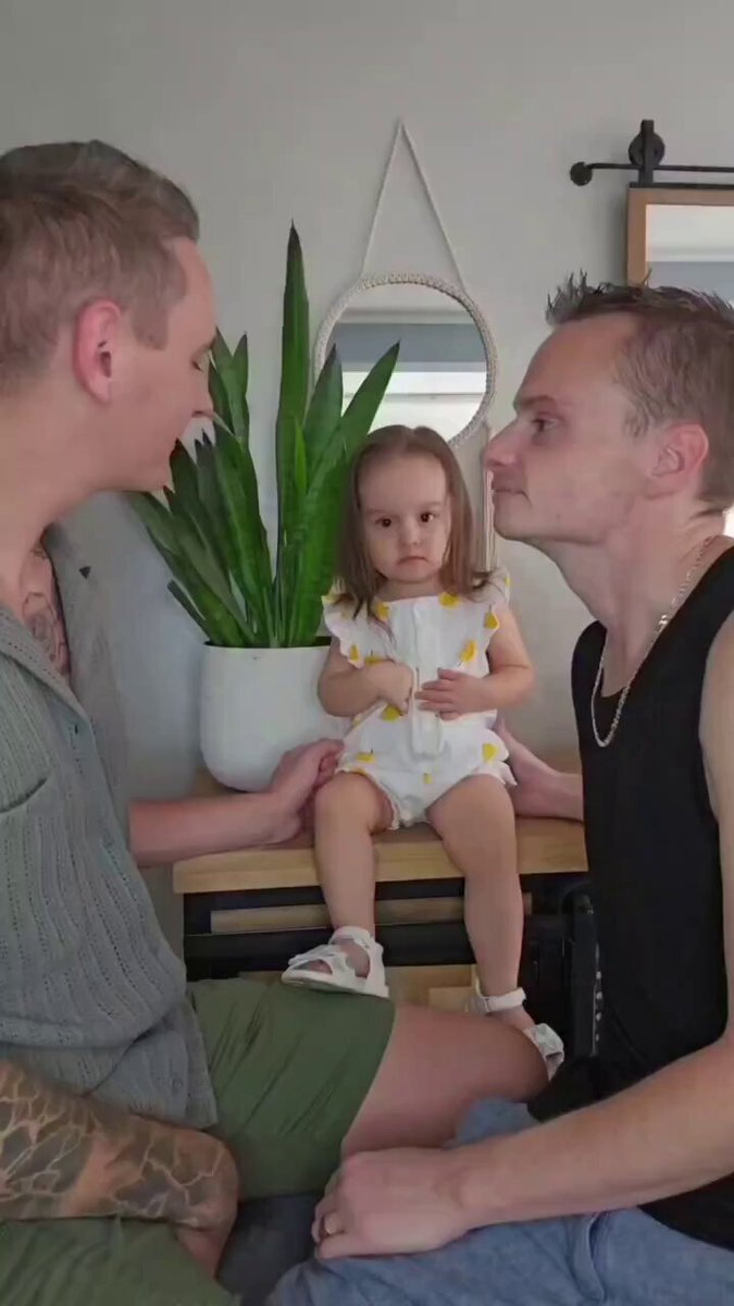 Et pour ses 4 ans, ils s'enculent devant elle ???