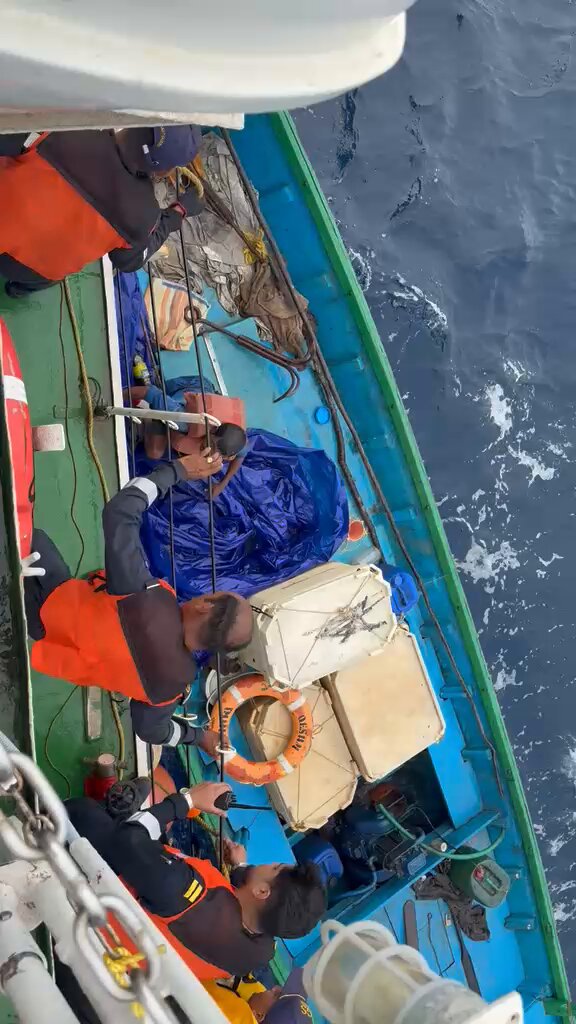 Responding to a distress call, the Air and Naval assets of the Andaman Nicobar Command were swiftly deployed despite adverse weather. On locating the distressed fishing boat, the aircraft maintained continuous visual contact and vectored the Indian Coast Guard ship to the precise location, enabling the successful rescue of two fishermen. The fishermen were administered first aid and found to be in stable condition. The seamless coordination between the Indian Navy and Indian Coast Guard reflects the Andaman Nicobar Command’s unwavering commitment to safeguarding lives at sea and supporting the island community. #IndianNavy #IndianCoastGuard #SearchAndRescue #MaritimeSafety #SavingLivesAtSea #ANC #SangheShakti HQ IDS SpokespersonNavy Indian Coast Guard IN ADG PI - INDIAN ARMY Indian Air Force Ministry of Information and Broadcasting Lt. Governor's Secretariat-Media Cell, A&N Islands Andaman and Nicobar Admn