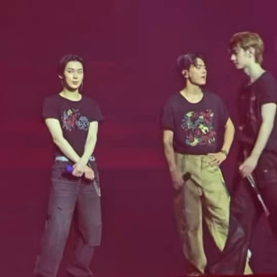 how jay’s mic ends up in sunoo’s pocket: 1. puts his mic in his own pocket 2. spots sunoo’s pocket 3. moves his mic to sunoo’s pocket (🦊👀 → 🐈‍⬛) 4. leaves it there for almost 10 minutes 5. casually pulls it back out when it’s his turn to speak 😭 😂😂😂😂😂