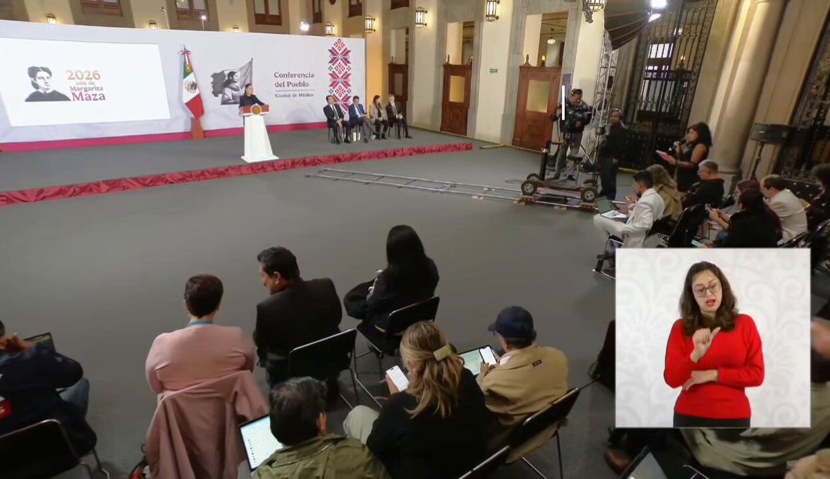 — Presidenta... este jueves se cumplió un año del cierre de la frontera por la plaga del gusano barrenador... ¿que le han dicho los expertos? — Pos' mejor traemos a Senasica para que les informe... ¡ CUAS ! O sea, no sabe nada... 😵‍💫