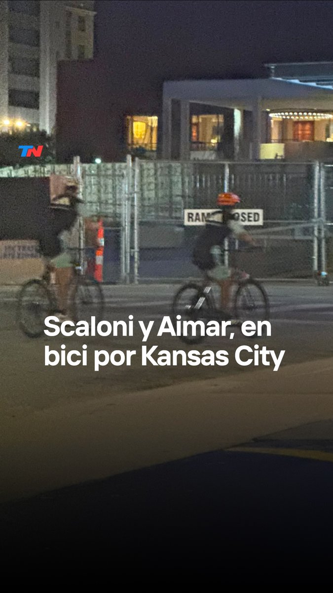 🚴🏼♂️SCALONI Y AIMAR SALIERON A PASEAR EN BICI POR KANSAS CITY 🇦🇷Fueron a cenar en bicicleta al hotel donde están alojadas sus familias. Además de compartir un momento especial con sus seres queridos, se sacaron fotos con los fanáticos que estaban también alojados en el lugar.