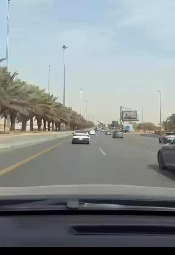 طيب الفورد وش ذنبه في مشاكلك انت وياه تلزه ويلزك وتذخلونه في الرصيف الله المستعان ‼️😱