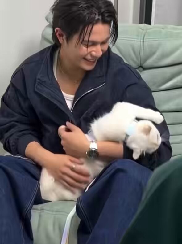ถ่ายรูปคู่กันแต่น่าจะนานไปหน่อย รินะไม่เคร อยากจะดีดตัวออก เอ็นดูความอุนพ่อจับลูกสาวขึ้นมาคุยเจรจา ทำงานก่อนน้าาา #TOROLivexWilliamTui ꙳ *｡ #Williamjkp ⋆｡