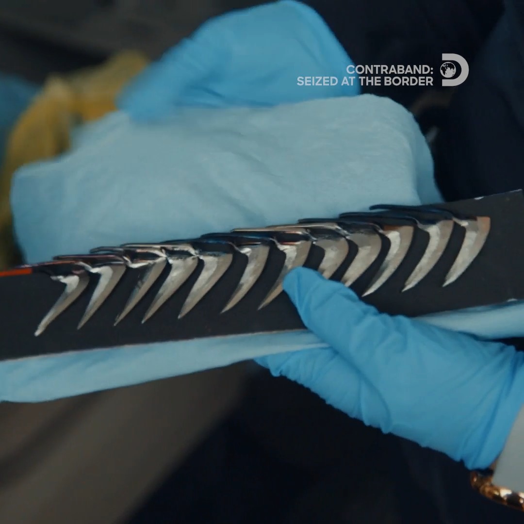 Viewer discretion advised ⚠️ Hidden cockfighting blades led officers to disturbing video on traveler's phone. See more on #Contraband: Seized at the Border tonight at 8P on Discovery.