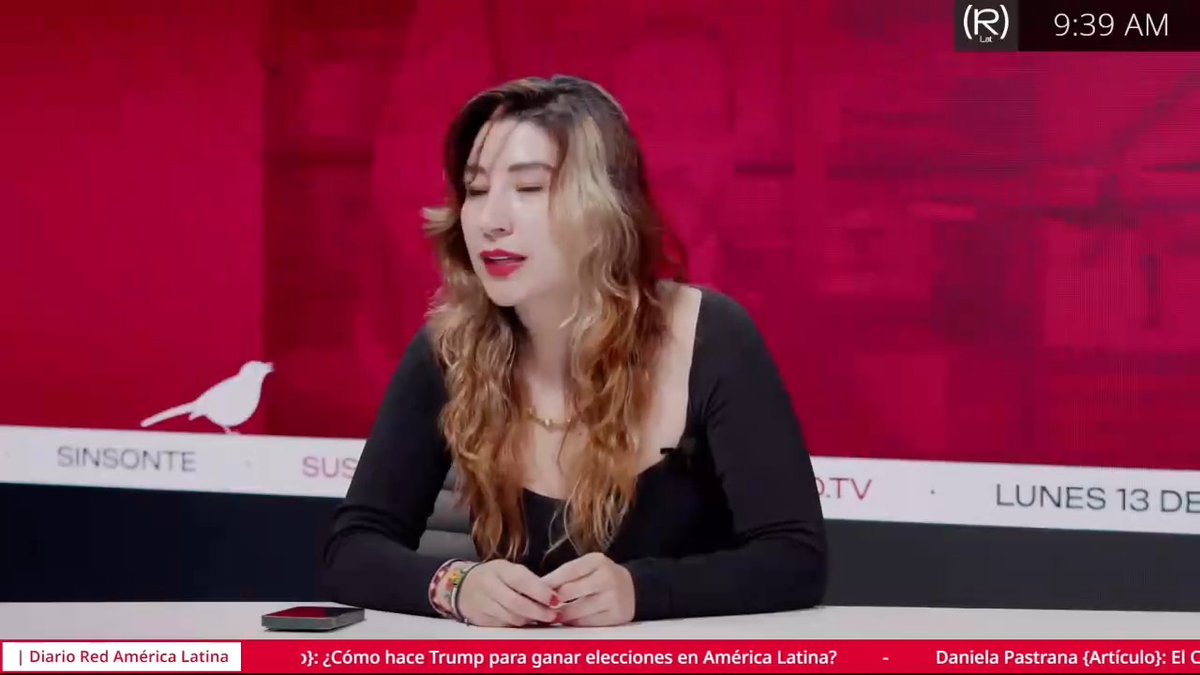🚨 ¿LA INTELIGENCIA ARTIFICIAL DECIDIÓ LAS ELECCIONES EN COLOMBIA? 🇨🇴 La periodista Alejandra Cuéllar (Doña Prudencia) aseguró que la inteligencia artificial, la desinformación y los algoritmos de las redes sociales jugaron un papel determinante en las elecciones presidenciales colombianas. 📌 Según explicó, durante la campaña circularon videos manipulados contra el Pacto Histórico, mientras que los algoritmos favorecieron la difusión del contenido de Abelardo de la Espriella, limitando el alcance de otras voces y condicionando el debate público. ⚠️ Cuéllar también afirmó que el presidente Gustavo Petro denunció posibles irregularidades en el sistema digital de la Registraduría relacionadas con el código hash de los formularios electorales. Por ello, se desplegaron miles de "testigos digitales" para vigilar posibles alteraciones, una de las cinco modalidades de fraude que, sostiene, aún se investigan. 📺 #SINSONTE | #Colombia #Elecciones #InteligenciaArtificial #GustavoPetro