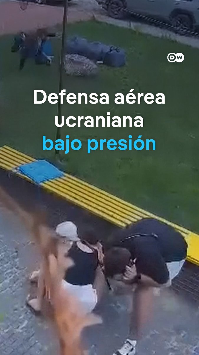 Ucrania ya no puede defenderse de los ataques con misiles balísticos de Rusia Rusia lanzó más de 120 drones y 12 misiles en un solo ataque. El presidente Volodímir Zelenski asegura que las defensas aéreas ucranianas interceptaron la mayoría de los proyectiles, pero los misiles balísticos lograron romper la defensa. /es