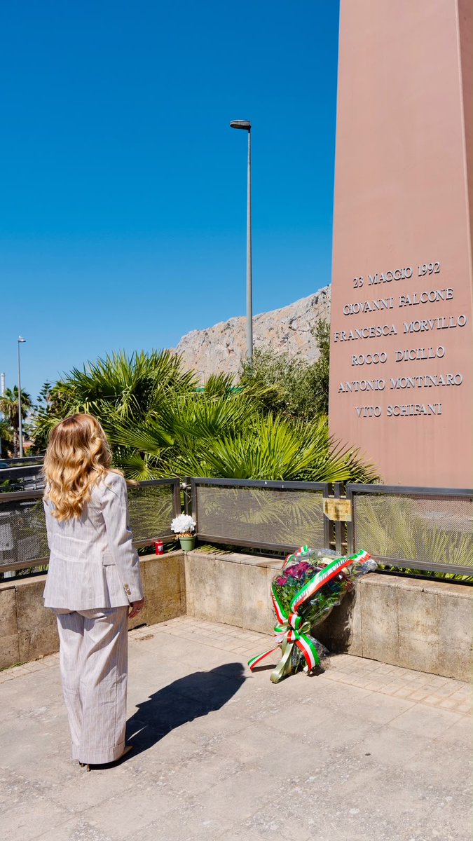 Capaci è uno di quei luoghi che ricordano a tutti noi il sacrificio di Giovanni Falcone, Francesca Morvillo e degli uomini della scorta. La memoria è un dovere. L’impegno contro la mafia anche.