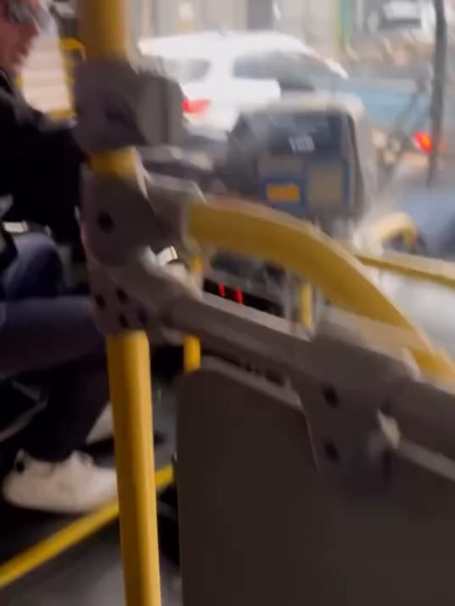 UNA MUJER DENUNCIÓ A UN CHOFER QUE QUISO BAJARLA DEL ÓMNIBUS Y LA INSULTÓ POR SER EXTRANJERA Una pasajera venezolana denunció por presunta discriminación a un chofer de ómnibus de Montevideo, quien intentó obligarla a bajar por escuchar audios sin auriculares. La mujer grabó el cruce y se negó porque ya había pagado el boleto. El conductor le ofreció devolverle el dinero, la llamó “miserable” y le dijo: “Venís de otro país a heder acá”. La pasajera presentó la denuncia policial y difundió el video del incidente. (+) en Montevideo Portal: Video: Instagram de Un Pana por Uruguay